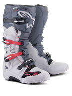 Botas Alpinestars Tech 7 Enduro, calzado de motociclismo off-road, gris claro y gris oscuro con acentos en rojo brillante, con sistema de cierre de múltiples hebillas y suela de compuesto robusto diseñada para enduro y trail.