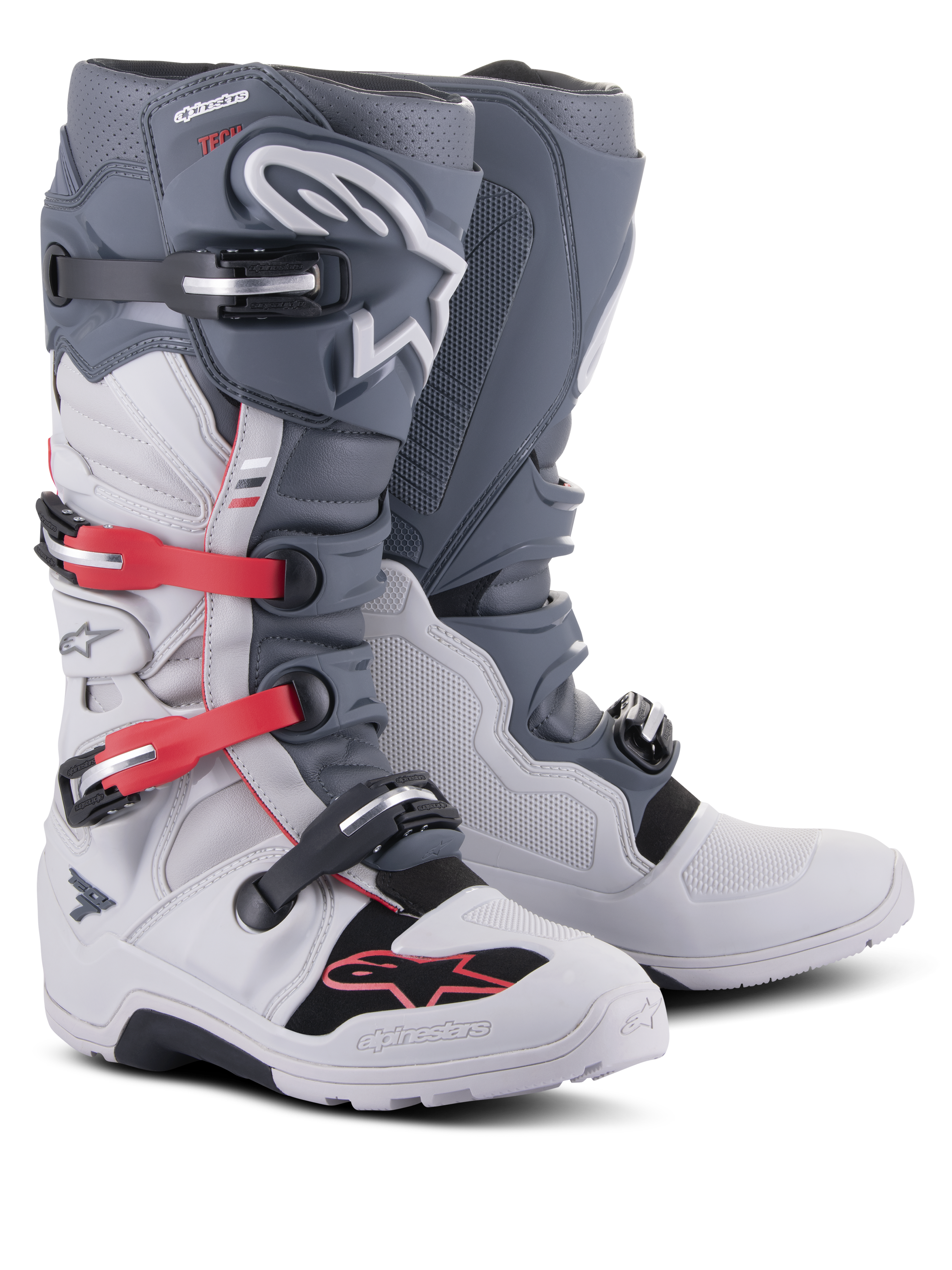 Botas Alpinestars Tech 7 Enduro, calzado de motociclismo off-road, gris claro y gris oscuro con acentos en rojo brillante, con sistema de cierre de múltiples hebillas y suela de compuesto robusto diseñada para enduro y trail.