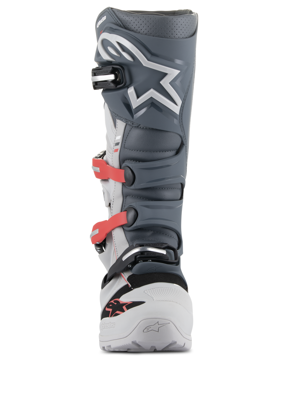 Botas Alpinestars Tech 7 Enduro, botas de motocross y enduro, gris claro, gris oscuro y rojo brillante; vista frontal que presenta un avanzado sistema de hebillas con correas rojas, espinillera de TPU gris oscuro con el logo de la estrella en blanco y un chasis duradero en gris claro.