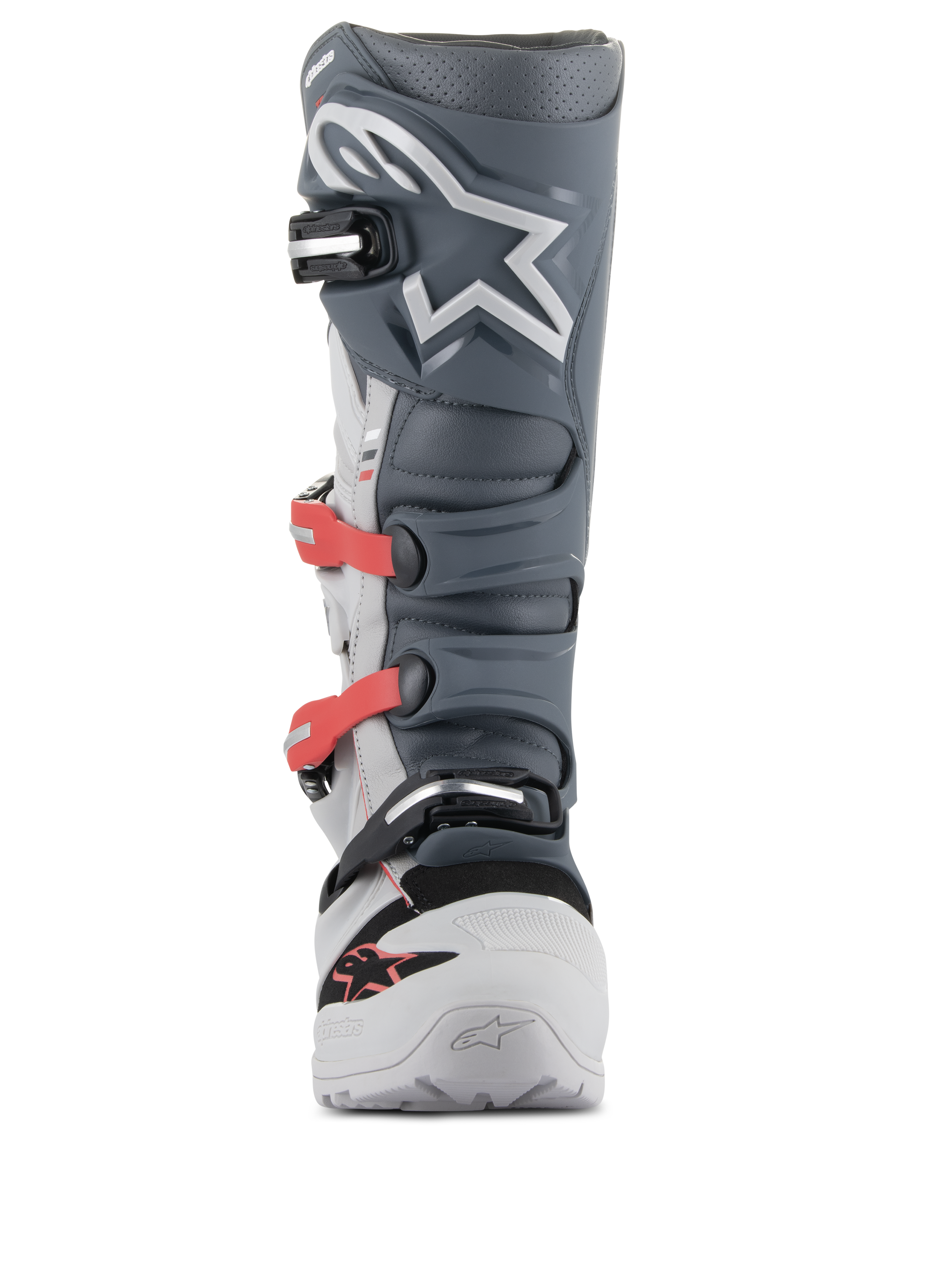 Botas Alpinestars Tech 7 Enduro, botas de motocross y enduro, gris claro, gris oscuro y rojo brillante; vista frontal que presenta un avanzado sistema de hebillas con correas rojas, espinillera de TPU gris oscuro con el logo de la estrella en blanco y un chasis duradero en gris claro.