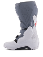 Botas Alpinestars Tech 7 Enduro, gris claro, gris oscuro y rojo brillante, vista de perfil lateral, con paneles protectores de TPU, sistema innovador de cierre de hebillas y suela de compuesto resistente para un rendimiento todoterreno