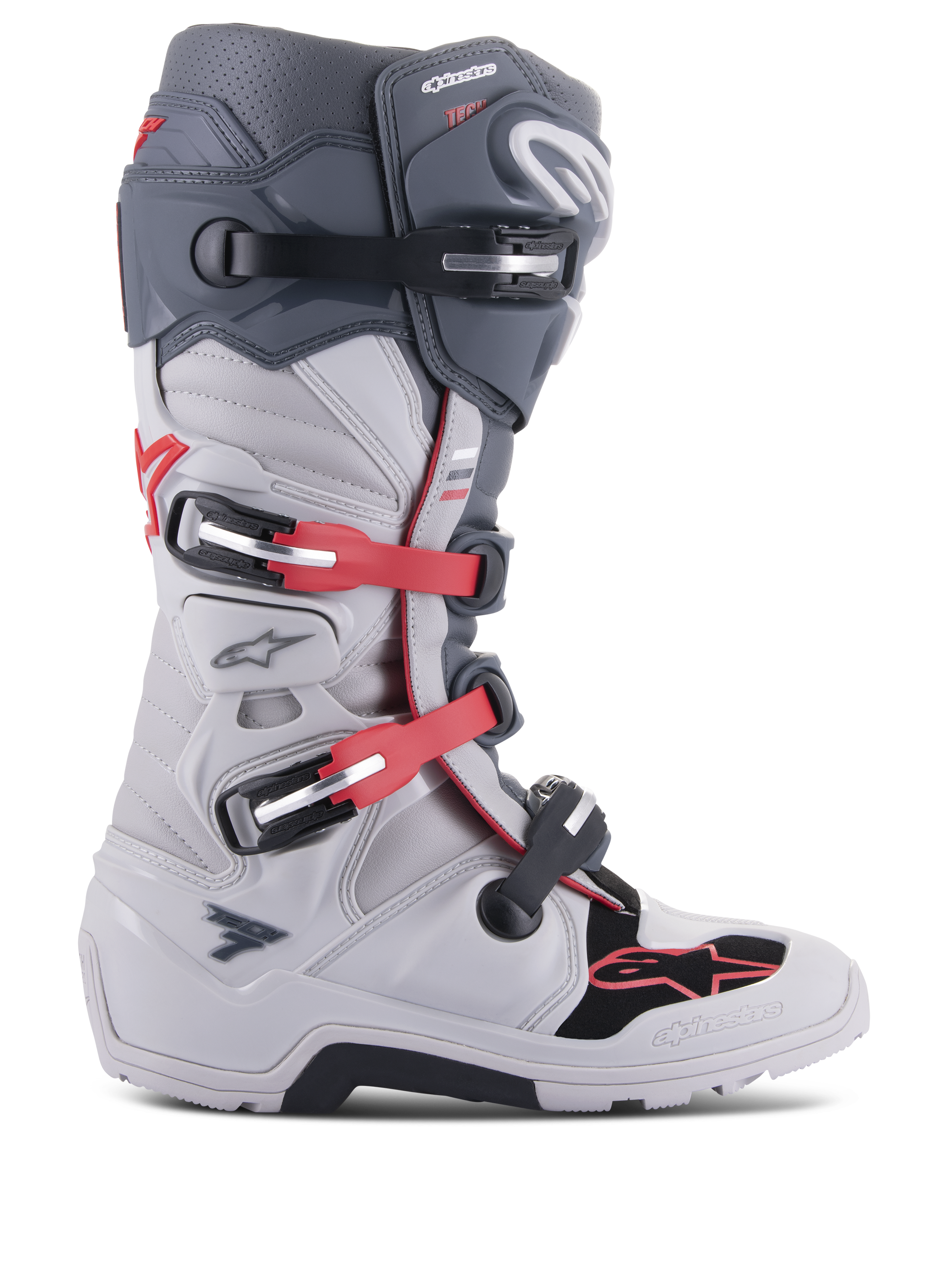 Botas Alpinestars Tech 7 Enduro, botas de moto todoterreno, gris claro y gris oscuro con acentos en rojo brillante, vista lateral con sistema de cierre de múltiples hebillas, pivote biomecánico para mayor estabilidad y paneles de protección de TPU reforzados, suela robusta específica para enduro, equipamiento de alto rendimiento para motocross y conducción por senderos.