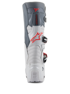 Botas Alpinestars Tech 7 Enduro, vista trasera, gris claro y gris oscuro con detalles en rojo brillante, con talón reforzado con la marca 'TECH SERIES', logotipo de estrella roja y sistema de cierre de hebillas duradero
