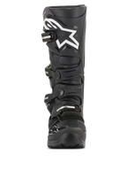 Botas Alpinestars Tech 7 Enduro Drystar®, botas de motocross negras, vista frontal con un gran logotipo de estrella blanca en la espinilla, sistema de cierre de cuatro hebillas, construcción duradera de TPU para conducción de enduro y todoterreno