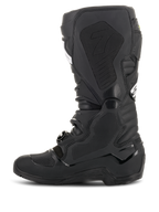 Botas Alpinestars Tech 7 Enduro Drystar®, negras, vista de perfil lateral que muestra el lado medial con paneles de agarre con textura de panal y el logotipo '7', calzado impermeable de motociclismo todoterreno para carreras de enduro