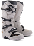 Botas Alpinestars Tech 7 Enduro Drystar®, botas de enduro todoterreno en color gris arena, con cuatro cierres de hebilla negros, membrana impermeable, placa de espinilla de TPU y suela robusta para la práctica de motocross y enduro