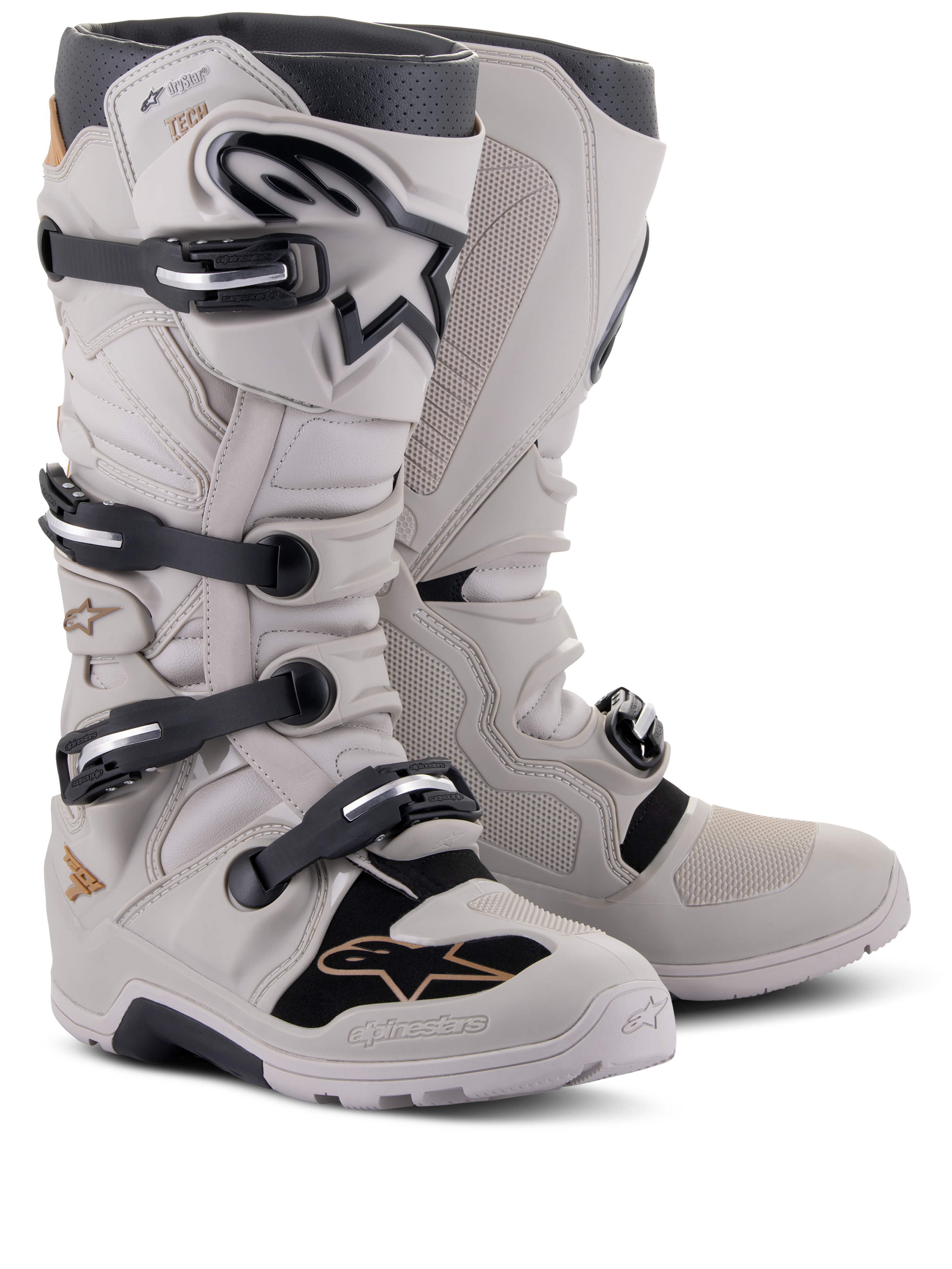 Botas Alpinestars Tech 7 Enduro Drystar®, botas de enduro todoterreno en color gris arena, con cuatro cierres de hebilla negros, membrana impermeable, placa de espinilla de TPU y suela robusta para la práctica de motocross y enduro