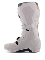 Botas Alpinestars Tech 7 Enduro Drystar® en color Gray Sand, vista lateral medial que muestra paneles de agarre con textura de panal, construcción en TPU gris claro y microfibra, suela negra y membrana impermeable para rendimiento todoterreno