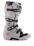 Botas Alpinestars Tech 7 Enduro Drystar, botas de moto para enduro impermeables, gris arena y negro con detalles dorados, sistema de cierre de cuatro hebillas, placas de protección de TPU, suela robusta para agarre todoterreno