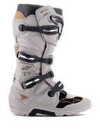 Botas Alpinestars Tech 7 Enduro Drystar, botas de moto para enduro impermeables, gris arena y negro con detalles dorados, sistema de cierre de cuatro hebillas, placas de protección de TPU, suela robusta para agarre todoterreno
