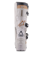 Botas Alpinestars Tech 7 Enduro Drystar®, Gris Arena, vista trasera que destaca la marca ASTARS y la placa del talón TECH SERIES, chasis de TPU gris claro con detalles en color arena y hebillas negras, diseñadas para la conducción de enduro