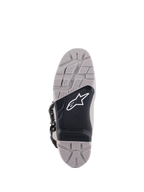 Botas Alpinestars Tech 7 Enduro Drystar®, vista de la suela, gris y negro, dibujo de alto agarre con un panel central negro texturizado, logotipo Astar blanco, cuenta con un inserto reemplazable para durabilidad y tracción en conducción de enduro