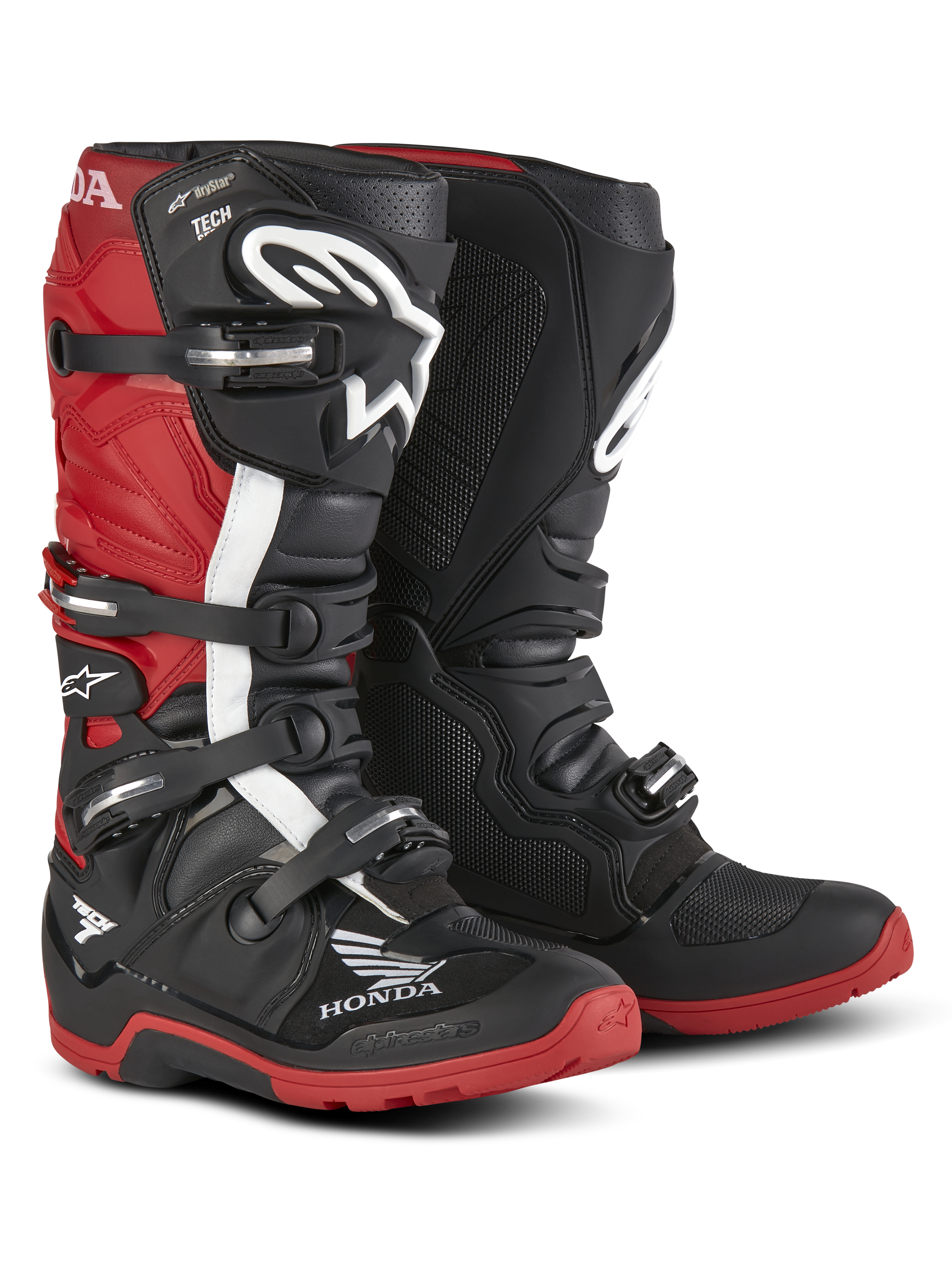 Botas Alpinestars Honda Tech 7 Enduro Drystar®, botas de moto para enduro, negro y rojo brillante, vista frontal en tres cuartos con sistema de cierre de cuatro hebillas, placas protectoras en la espinilla y suelas rojas de gran agarre con logotipos destacados de Honda y Alpinestars.