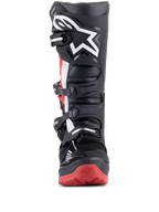 Botas Alpinestars Honda Tech 7 Enduro Drystar, negro y rojo brillante, vista frontal que muestra el sistema de cierre de múltiples hebillas, gran logotipo de estrella blanca en la espinilla y suela roja con la marca Honda, botas de moto impermeables para todoterreno