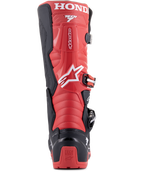 Botas Alpinestars Honda Tech 7 Enduro Drystar®, Negro y Rojo Brillante, vista trasera con una destacada marca HONDA en la parte superior de la pantorrilla, protector de talón de TPU con el logotipo de Tech Series y sistema de cierre de hebillas seguro