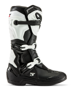 Botas Alpinestars Tech 3, botas de motocross, negro y blanco, vista de perfil lateral con sistema de cierre de tres hebillas, paneles protectores de TPU y construcción sintética duradera para carreras off-road