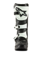 Botas Alpinestars Tech 3, botas de motocross, negro y blanco, vista frontal que muestra la placa de espinilla de TPU blanca con el logotipo de estrella negro y correas de hebilla blancas, calzado todoterreno duradero