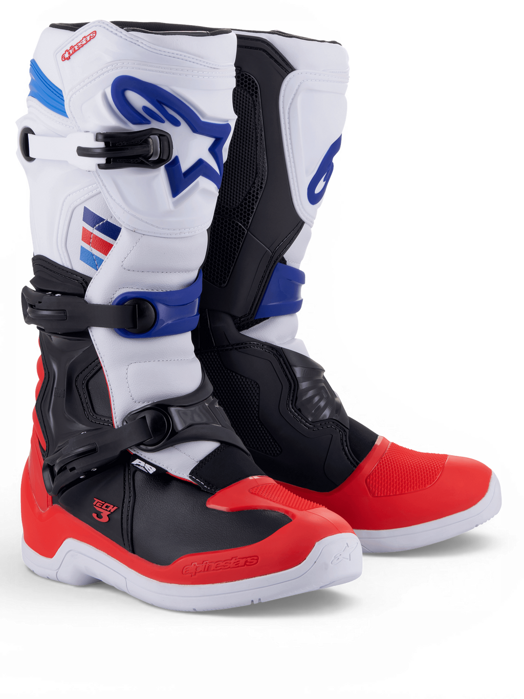 Alpinestars Tech 3, botas de motocross blancas y rojas brillantes con detalles azul oscuro y cierre de triple hebilla, par mostrado