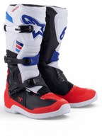 Alpinestars Tech 3, botas de motocross blancas y rojas brillantes con detalles azul oscuro y cierre de triple hebilla, par mostrado