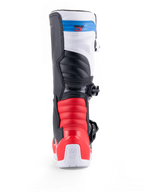 Alpinestars Tech 3, botas de motocross todoterreno vistas desde atrás, blancas con detalles rojos y azules oscuros, construcción protectora de TPU y cierre de hebillas