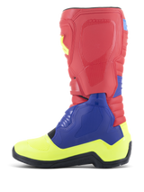Botas Alpinestars Tech 3, botas de motocross, rojo brillante, azul oscuro y amarillo flúor, vista de perfil lateral, con un vibrante diseño multicolor con paneles protectores de TPU, carcasa del pie reforzada y suela de goma negra de alto agarre.