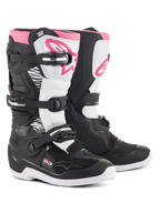 Botas Alpinestars Stella Tech 3, botas de motocross para mujer, negras, blancas y rosas, con espinillera blanca y logotipo de Alpinestars rosa, chasis negro con zonas de flexión blancas y sistema de cierre de tres hebillas.