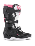 Botas Alpinestars Stella Tech 3 para mujer, botas de motocross, negras, blancas y rosas, vista de perfil lateral que muestra el sistema de cierre de tres hebillas, paneles gráficos con estampado de cebra, protección de espinilla de TPU y suela de goma blanca para conducción todoterreno