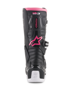 Botas Alpinestars Stella Tech 3 para mujer, botas de motocross en negro, blanco y rosa, vista posterior que muestra el logotipo de la estrella Alpinestars en rosa, borde superior rosa, paneles texturizados negros y talón blanco con la marca Tech Series.