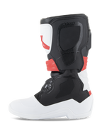 Botas Alpinestars Youth Tech 3S, botas de motocross, blanco, negro y rojo brillante, vista de perfil lateral, con paneles protectores de TPU duraderos y parte superior de microfibra, suela y puntera blancas con sección de la pantorrilla en negro y detalles en rojo brillante, calzado protector todoterreno para jóvenes pilotos