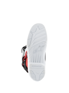 Botas Alpinestars Youth Tech 3S, botas de motocross, blanco, negro y rojo brillante, vista de la suela que muestra la banda de rodadura blanca texturizada con logotipo y marca Alpinestars moldeados, suela duradera para rendimiento off-road