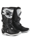Botas Alpinestars Youth Tech 3S, botas de motocross para jóvenes pilotos, negras y blancas, con tres correas de hebilla ajustables, espinillera de TPU blanca con el logotipo de Alpinestars, protección de carcasa rígida reforzada y suela blanca resistente con dibujo, diseño de competición off-road