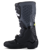 Botas Alpinestars Tech 5, botas de motocross, negras y gris frío con detalles en amarillo flúor, perfil lateral que muestra una construcción alta de múltiples paneles, sistema de cierre de hebillas y espinillera texturizada con marca en relieve, calzado de competición off-road