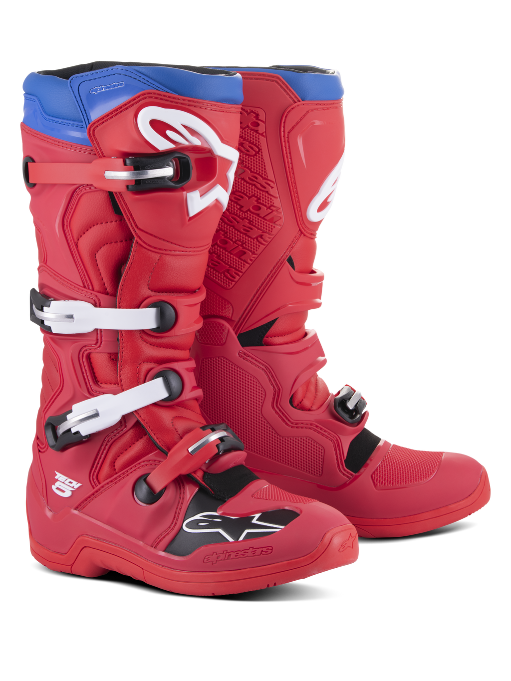 Botas Alpinestars Tech 5, botas de motocross en color rojo brillante y azul alpino, con cuatro hebillas blancas ajustables, logotipo de Alpinestars en blanco en la espinilla y la punta, cuello superior azul y paneles protectores negros, diseñadas para el rendimiento y la durabilidad en terrenos off-road