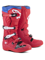Botas Alpinestars Tech 5, botas de motocross en color rojo brillante y azul alpino, con cuatro hebillas blancas ajustables, logotipo de Alpinestars en blanco en la espinilla y la punta, cuello superior azul y paneles protectores negros, diseñadas para el rendimiento y la durabilidad en terrenos off-road