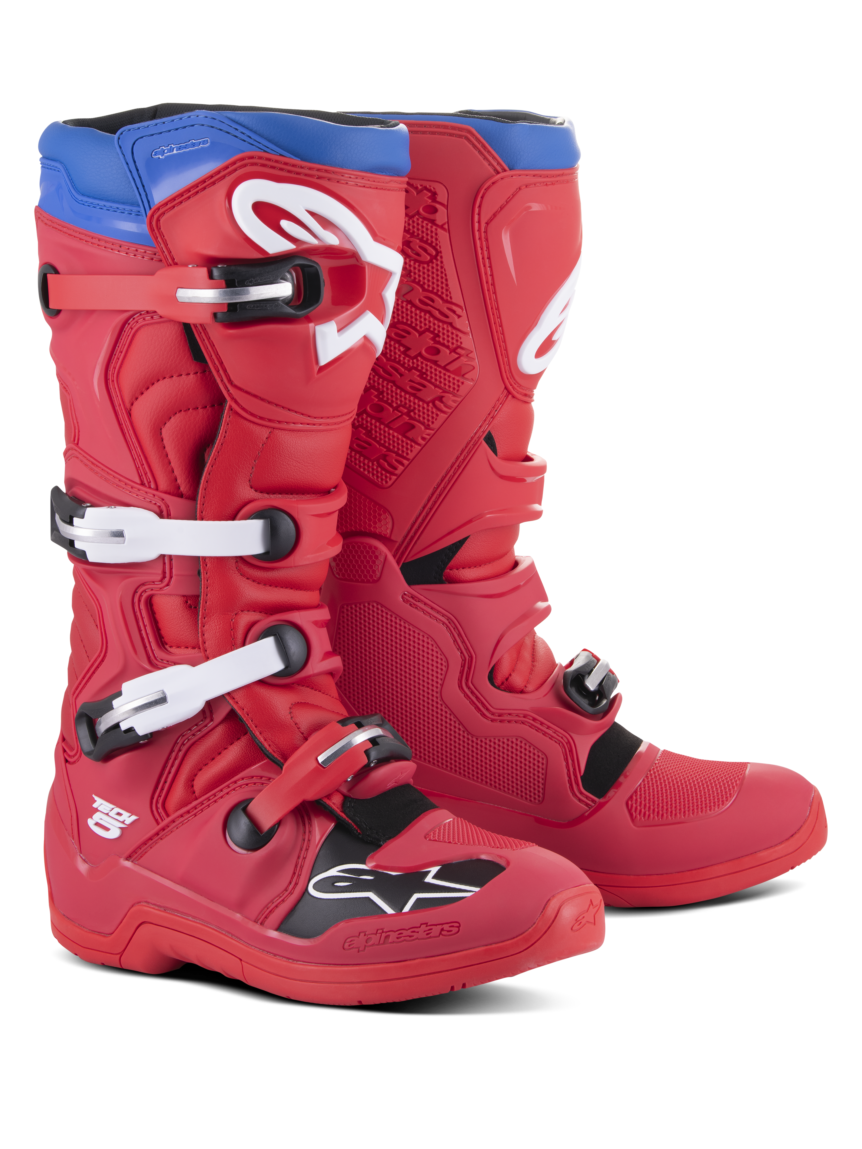 Botas Alpinestars Tech 5, botas de motocross en color rojo brillante y azul alpino, con cuatro hebillas blancas ajustables, logotipo de Alpinestars en blanco en la espinilla y la punta, cuello superior azul y paneles protectores negros, diseñadas para el rendimiento y la durabilidad en terrenos off-road