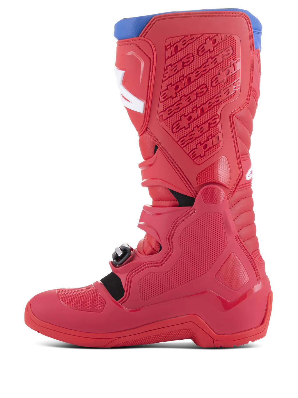 Botas Alpinestars Tech 5, botas de motocross, rojo brillante y rojo oscuro con detalles en azul alpino, vista lateral que muestra la construcción de múltiples paneles, placas protectoras de polímero, logotipos blancos y sistema de hebillas para conducción todoterreno.