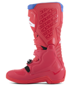 Botas Alpinestars Tech 5, botas de motocross, rojo brillante y rojo oscuro con detalles en azul alpino, vista lateral que muestra la construcción de múltiples paneles, placas protectoras de polímero, logotipos blancos y sistema de hebillas para conducción todoterreno.