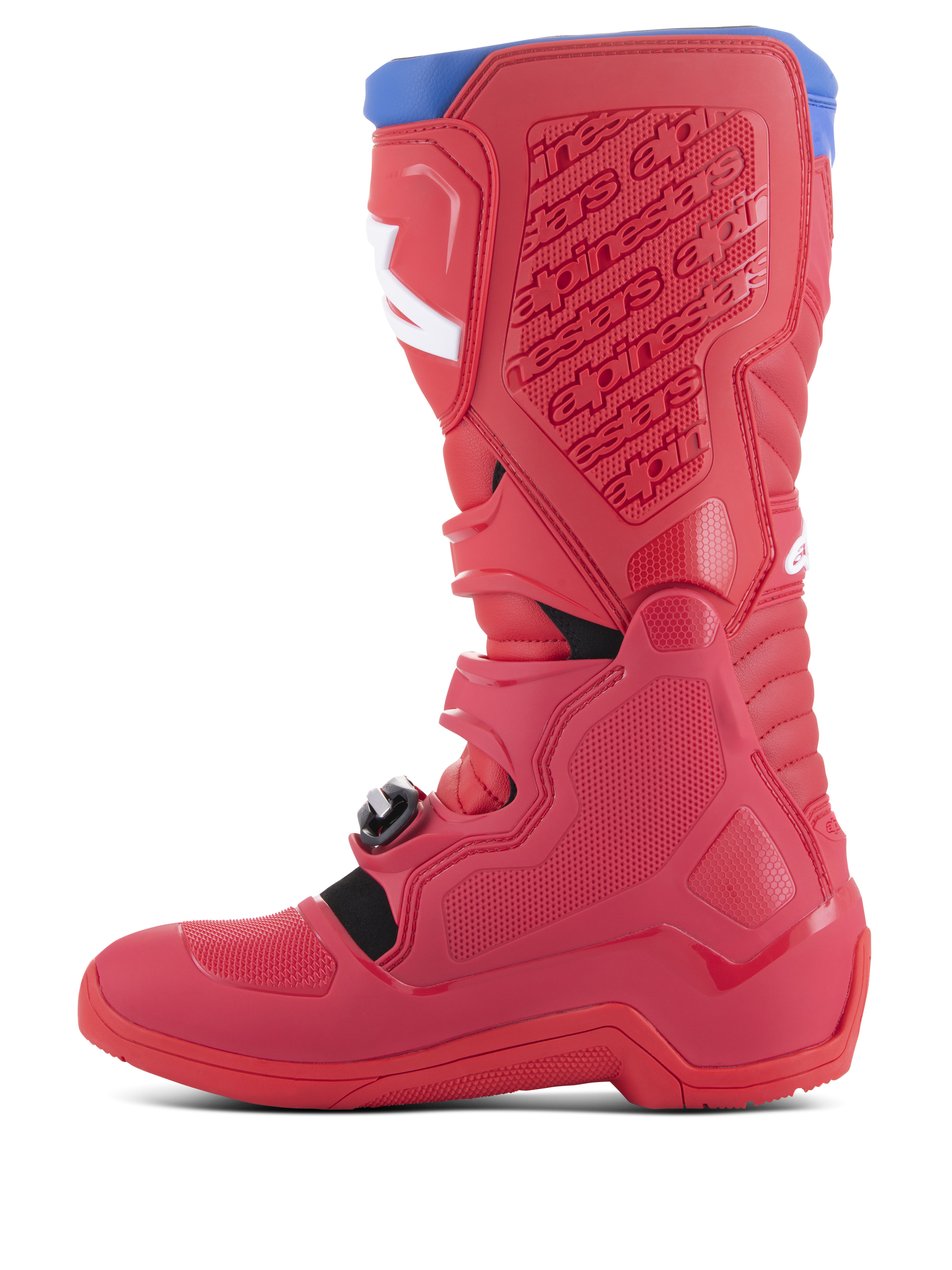Botas Alpinestars Tech 5, botas de motocross, rojo brillante y rojo oscuro con detalles en azul alpino, vista lateral que muestra la construcción de múltiples paneles, placas protectoras de polímero, logotipos blancos y sistema de hebillas para conducción todoterreno.