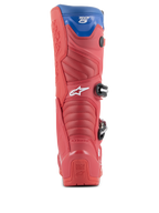 Botas Alpinestars Tech 5, botas de motocross, rojo brillante, rojo oscuro y azul alpino, vista trasera que muestra el talón, zonas de flexión en acordeón y polaina superior azul, con hebillas y marca visibles
