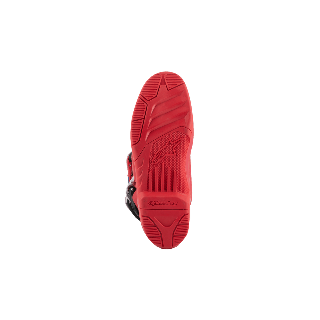 Botas Alpinestars Tech 5, botas de motocross, vista inferior que muestra la suela en Rojo Brillante, patrón de banda de rodadura de doble compuesto texturizado con logotipo y marca Alpinestars en relieve, diseñadas para un rendimiento off-road