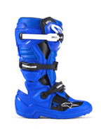 Botas Alpinestars Youth Tech 7 S, botas de motocross, azul, negro y blanco, vista lateral que muestra la parte superior de microfibra reforzada con PU, sistema de cierre de cuatro hebillas con correas blancas y negras, espinillera de TPU y logotipo de Alpinestars, calzado protector todoterreno para jóvenes pilotos