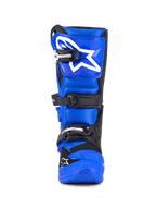 Botas Alpinestars Youth Tech 7 S, botas de motocross, azul, negro y blanco, vista frontal con cierre de triple hebilla, logotipo grande de Alpinestars en blanco en la espinillera, suela azul duradera, equipo de protección de alto rendimiento para jóvenes pilotos