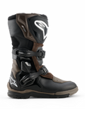 Botas Alpinestars Corozal V2 Adventure Drystar, botas de moto adventure touring, color marrón y negro, construcción impermeable con correas de hebilla ajustables, protección reforzada en tobillo y espinilla, suela con textura rugosa para agarre todoterreno