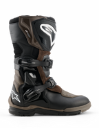 Botas Alpinestars Corozal V2 Adventure Drystar, botas de moto adventure touring, color marrón y negro, construcción impermeable con correas de hebilla ajustables, protección reforzada en tobillo y espinilla, suela con textura rugosa para agarre todoterreno