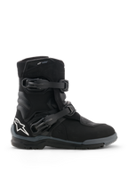Botas Alpinestars Belize V2 Drystar®, botas de moto negras, vista de perfil lateral con dos cierres de hebilla ajustables, logotipo de la estrella de Alpinestars en blanco en el talón, suela todoterreno robusta y diseño impermeable para conducción de aventura