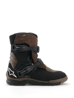 Botas Alpinestars Belize V2 Drystar, botas de moto adventure touring, marrón y negro, construcción en ante y cuero impermeable, dos hebillas ajustables de liberación rápida, suela de goma vulcanizada texturizada para off-road, con el logotipo de la estrella blanca en el talón