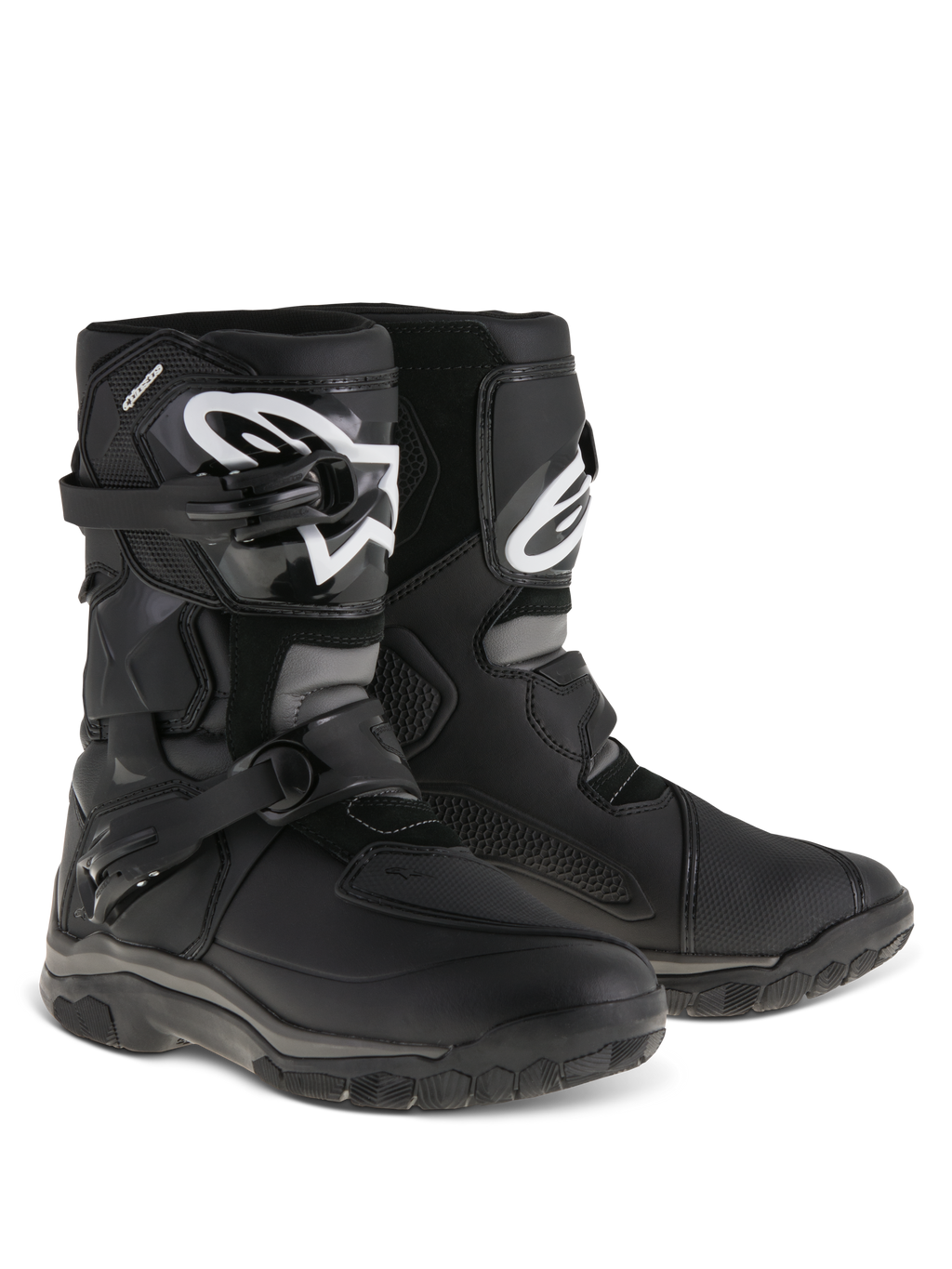 Botas Alpinestars Belize Drystar®, botas de moto para aventura y touring, negras, diseño de corte bajo con sistema de cierre de doble hebilla, protector de espinilla de TPU con el logotipo blanco de Alpinestars, suela de caucho vulcanizado resistente para uso en senderos y carretera