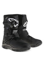 Botas Alpinestars Belize Drystar®, botas de moto para aventura y touring, negras, diseño de corte bajo con sistema de cierre de doble hebilla, protector de espinilla de TPU con el logotipo blanco de Alpinestars, suela de caucho vulcanizado resistente para uso en senderos y carretera