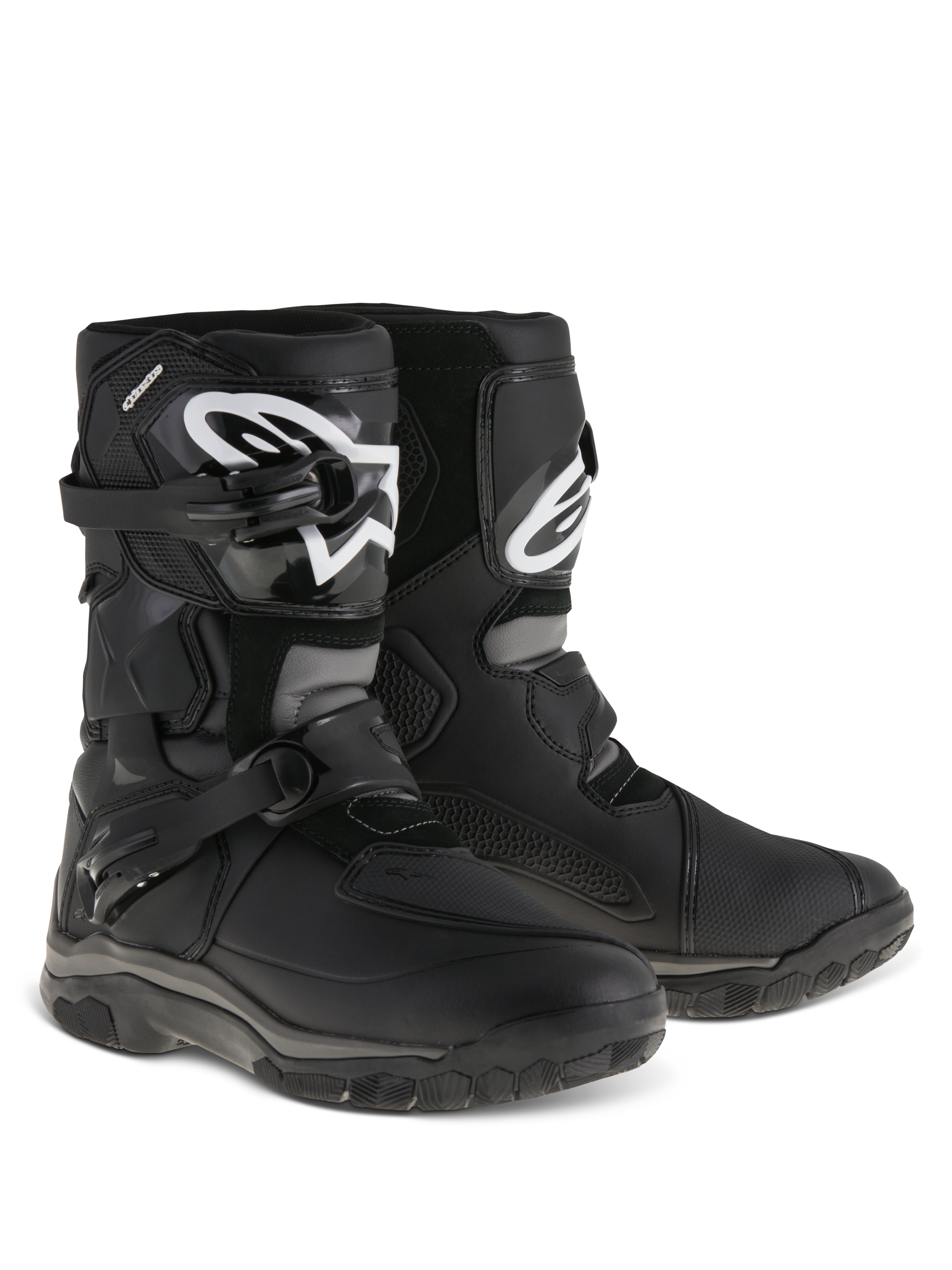 Botas Alpinestars Belize Drystar®, botas de moto para aventura y touring, negras, diseño de corte bajo con sistema de cierre de doble hebilla, protector de espinilla de TPU con el logotipo blanco de Alpinestars, suela de caucho vulcanizado resistente para uso en senderos y carretera