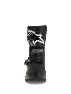 Botas Alpinestars Belize Drystar®, botas de moto adventure touring, color negro, vista frontal con placa de espinilla de TPU con logotipo blanco grande, sistema de cierre de doble hebilla y suela exterior vulcanizada robusta